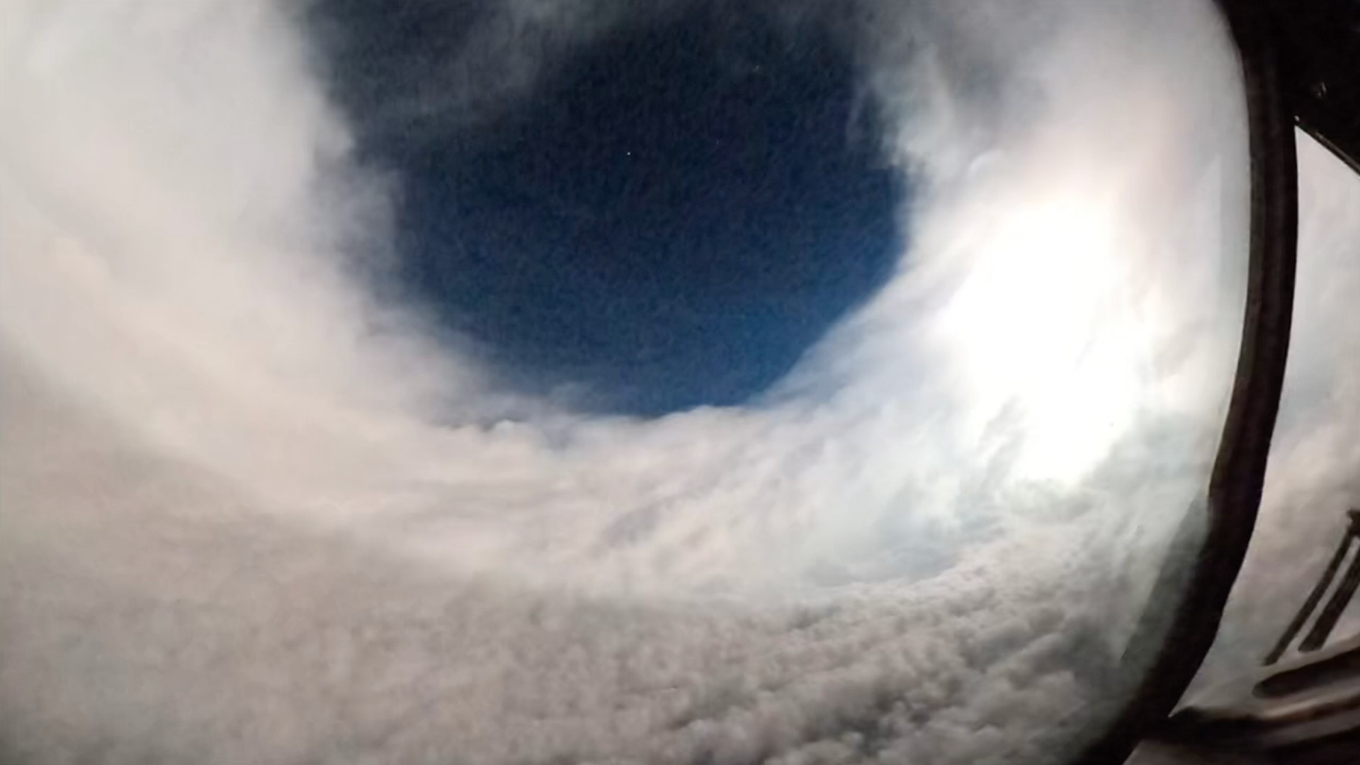 “飓风猎人”从飓风李中心捕捉到了可怕的镜头